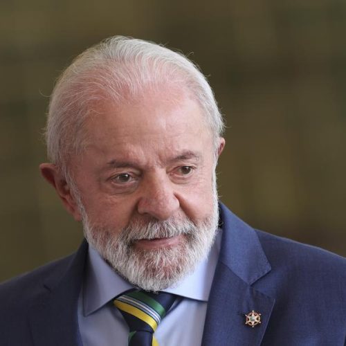 Lula desembarca no Chile para reunião com líderes de esquerda, enquanto o Brasil enfrenta crise e abandono