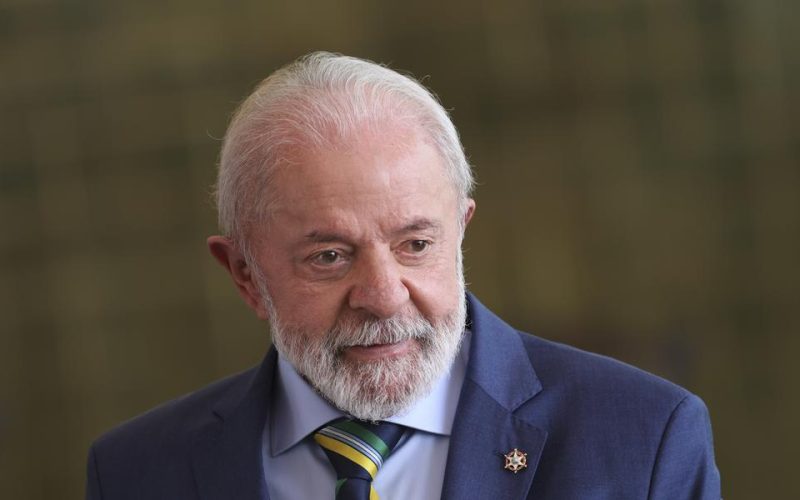 Lula desembarca no Chile para reunião com líderes de esquerda, enquanto o Brasil enfrenta crise e abandono