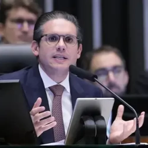 Hugo Motta proíbe homenagens a Bolsonaro nas comissões da Câmara