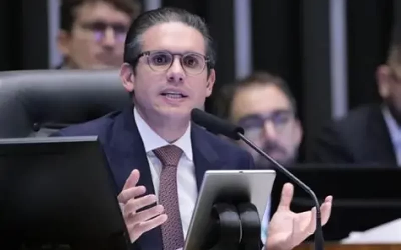 Hugo Motta proíbe homenagens a Bolsonaro nas comissões da Câmara