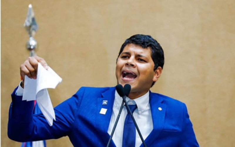 Diego Castro enfrenta PT e propõe fim da ‘aprovação de fachada’ nas escolas da Bahia