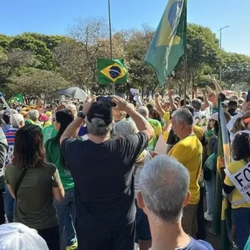 Direita ocupa Brasília em ato contra perseguição a Bolsonaro