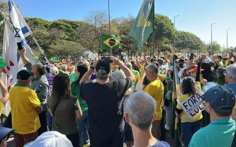 Direita ocupa Brasília em ato contra perseguição a Bolsonaro