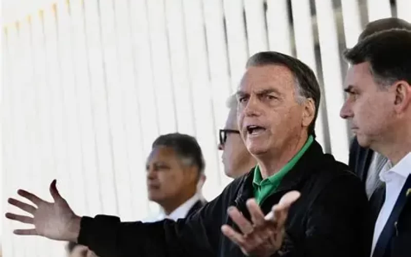 Após escândalo midiático, perícia conclui que pen drive apreendido em banheiro de Bolsonaro não tinha relevância